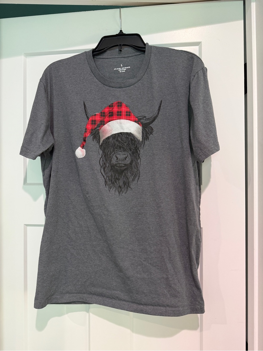 UNKNOWN BRAND Gray Graphic Tee with Highland Cow in Santa Hat-Size L